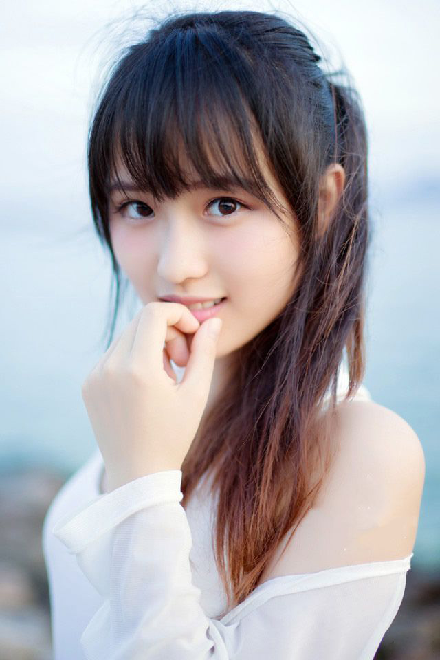 “军师，若事不可违的话，不如……”诸葛亮身边，年轻的马谡看向诸葛亮，犹豫了一下，开口劝道。